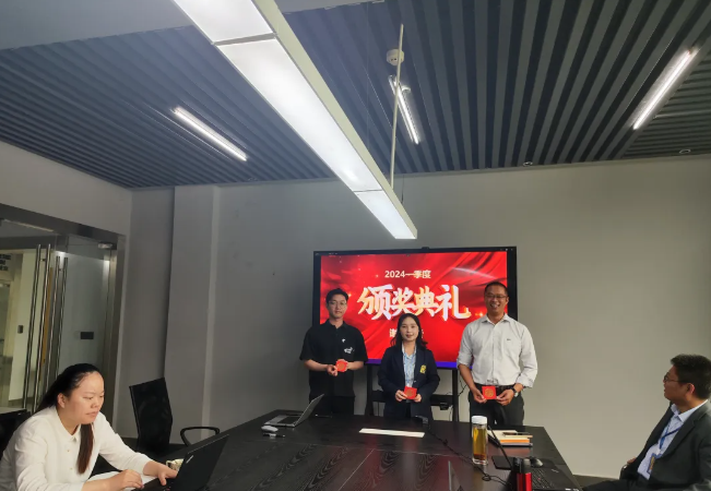 米乐YY易游风管销售中心员工一季度颁奖