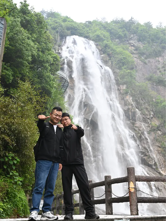 米乐YY易游风管销售中心员工在安徽明堂山景区照片